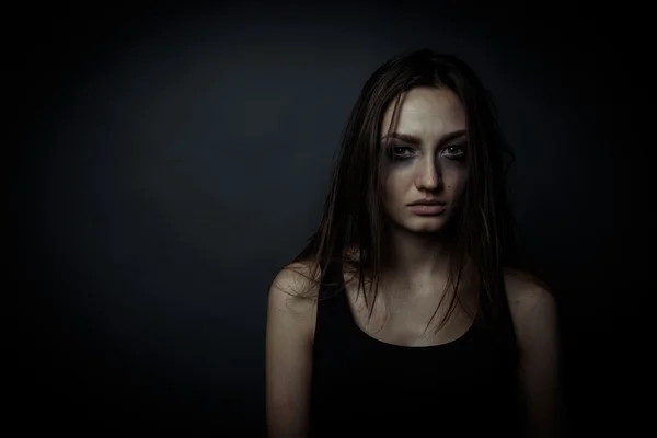 De cerca foto de tristeza chica triste, cabello desaliñado — Foto de Stock