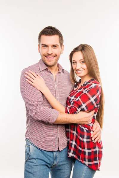 Casal feliz no amor abraçando uns aos outros — Fotografia de Stock