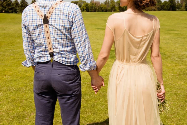 Foto de close-up de costas de casal feliz no amor de mãos dadas — Fotografia de Stock