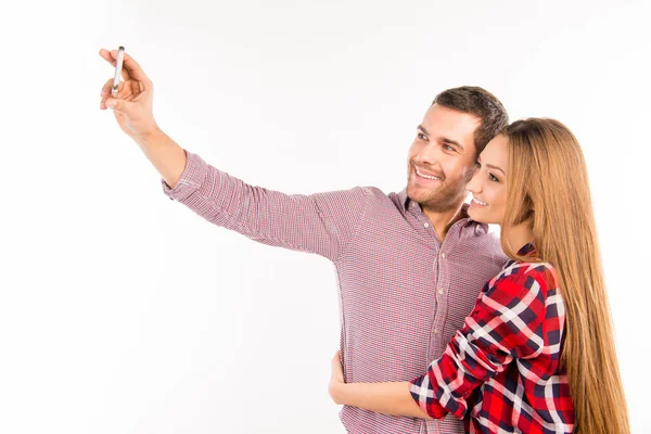 Para w miłości robienia zdjęć selfie na telefon — Zdjęcie stockowe