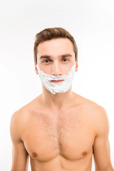Красивый спокойный мужчина с пеной для бритья на лице — стоковое фото