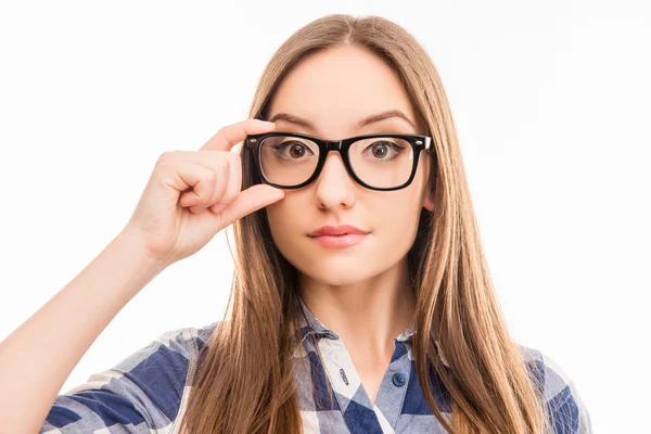 Close-up foto van Smart Girl het aanraken van haar bril — Stockfoto