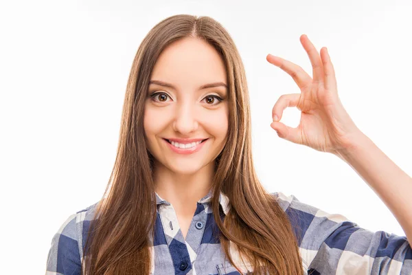 Portret van aantrekkelijke vrolijk meisje gebaren "Ok" — Stockfoto