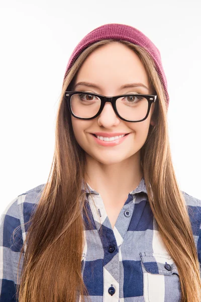 Közelről fotó, a vidám mosolygós lány kalap és szemüveg — Stock Fotó