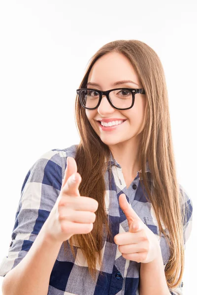 Mujer joven feliz en gafas haciendo gestos y apuntando a la cámara — Foto de Stock