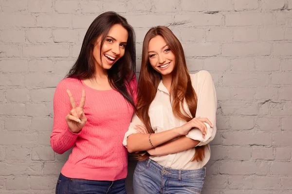 Feliz bela jovem mulher sorrindo e abraçando — Fotografia de Stock