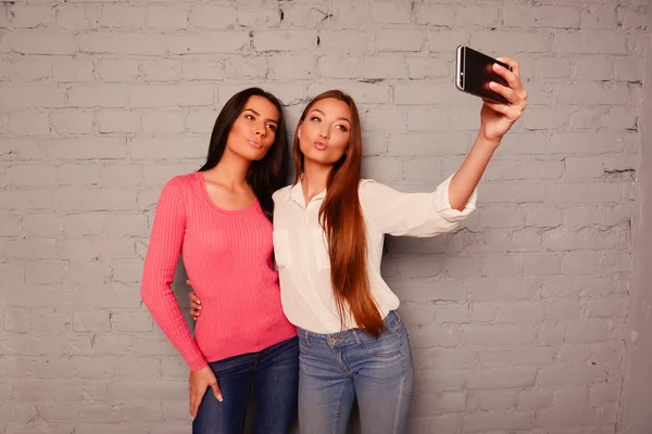 Las novias felices hacen fotos selfie en un teléfono móvil —  Fotos de Stock