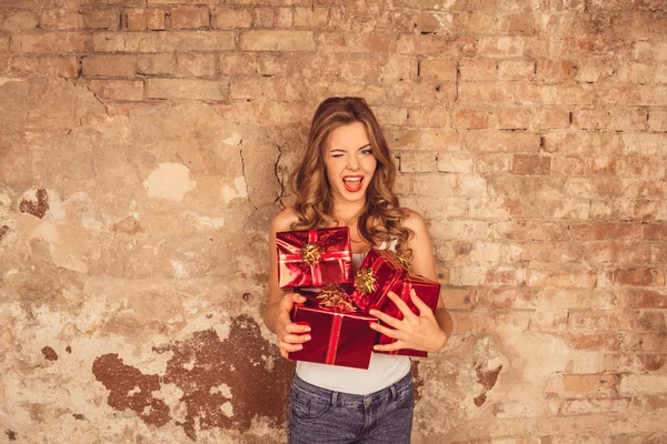 Jolie jeune fille avec des lèvres rouges tenant des cadeaux — Photo