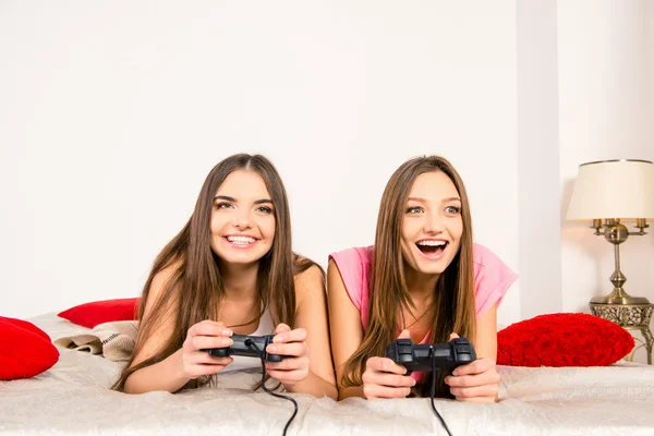 已退出性感的女孩玩电子游戏在卧室里 — 图库照片