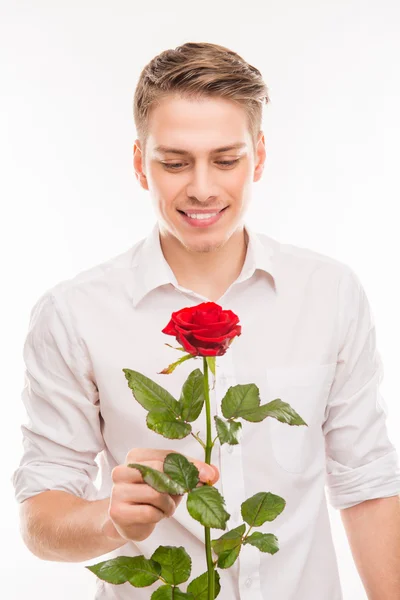 Primer plano retrato de un joven sosteniendo rosa roja — Foto de Stock