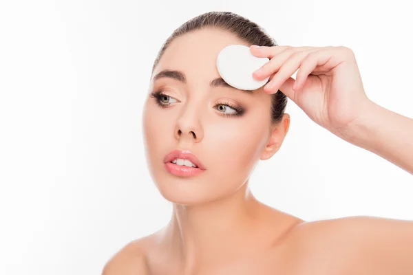 Retrato de una atractiva joven lavándose el maquillaje con cotto — Foto de Stock