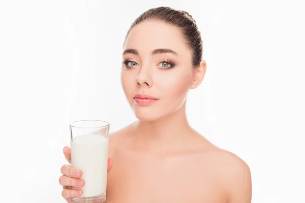 Portrait of attrective young woman holding glass of milk coktail — Stock Photo, Image