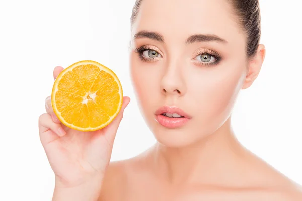 Attrayant sain jeune femme tenant la moitié de l'orange près de son f — Photo