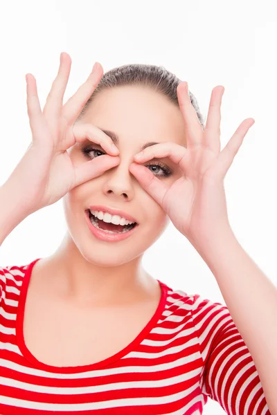 Retrato de mujer sonriente sosteniendo los dedos como gafas — Foto de Stock