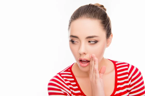 Porträt einer jungen Frau, die die Hand in der Nähe des Mundes hält und eine Geschichte erzählt — Stockfoto