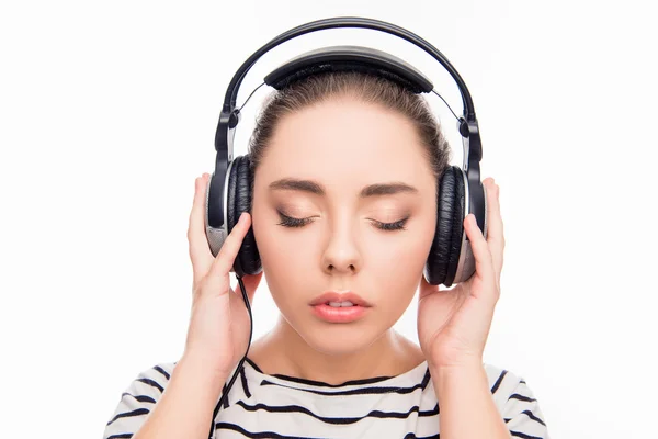 Lugn avslappnad ung kvinna med hörlurar och slutna ögon — Stockfoto