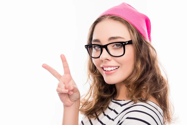 Retrato de menina sorridente bonito em chapéu e óculos mostrando duas barbatanas — Fotografia de Stock