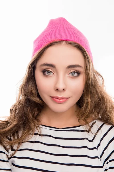 Портрет красивої молодої жінки в рожевому капелюсі і кучеряве волосся — стокове фото