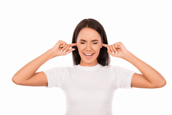 Ung attraktiv kvinna som täcker öronen med fingrar ignorerar Nilsson — Stockfoto