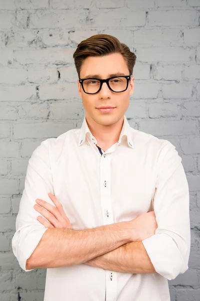 Retrato de joven hombre de negocios guapo con las manos cruzadas — Foto de Stock