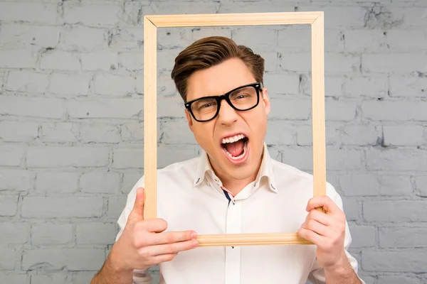 Hombre creativo guapo en gafas de mueca en el marco interior —  Fotos de Stock