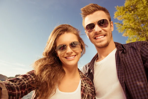 Gelukkige paar verliefd in glazen selfie maken — Stockfoto