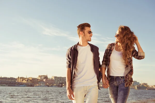 Pareja enamorada cogida de la mano y caminando por la playa —  Fotos de Stock