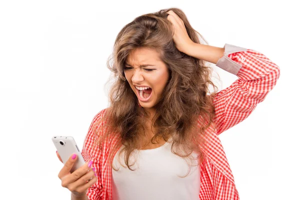 Wstrząśnięty sfrustrowany młoda kobieta gospodarstwa telefon i krzyczy — Zdjęcie stockowe