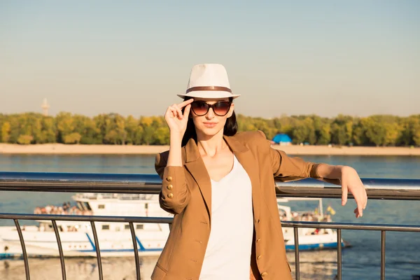 Stylische junge Frau mit Brille steht am Kai in der Nähe der shi — Stockfoto