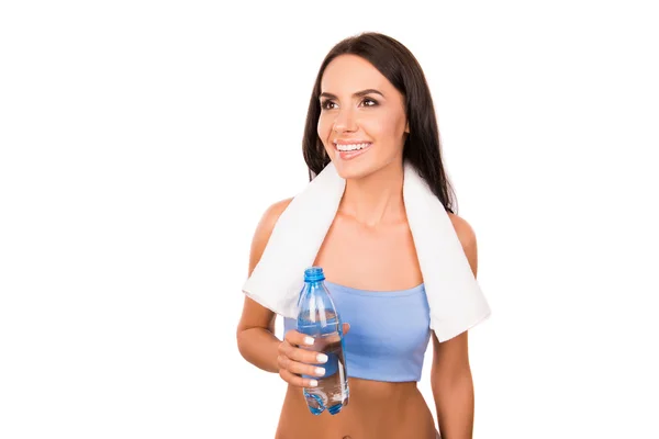 有吸引力的女运动员用毛巾拿着一瓶与新鲜洼 免版税图库图片