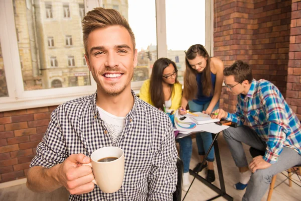 Team junger Freiberufler arbeitet an einem Projekt — Stockfoto