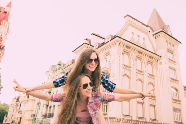 Meninas bonitas felizes gostam de viajar e brincar — Fotografia de Stock