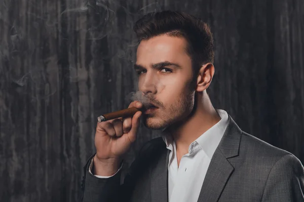 예쁜 사업가 sigar 흡연의 초상화를 닫습니다 — 스톡 사진