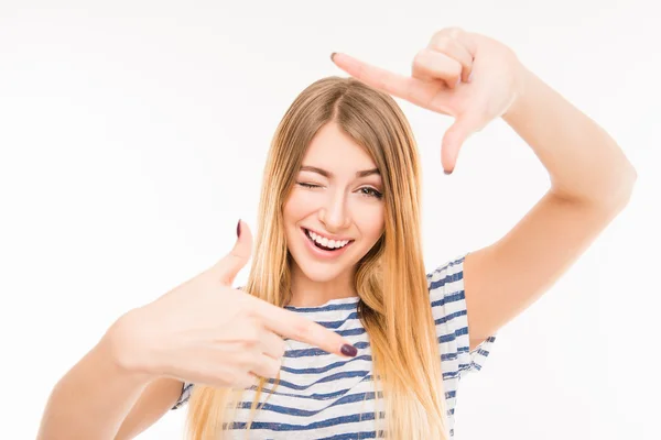 Allegro giovane donna gesticolando cornice dito e sorridente — Foto Stock