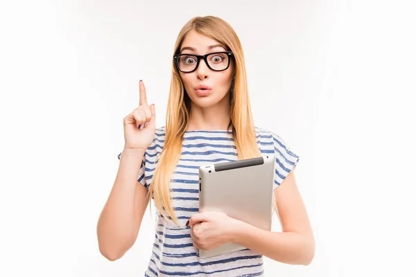 Fille dans des lunettes avec tablette ayant une idée — Photo