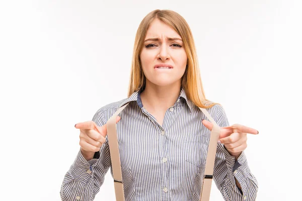 Retrato de chica hipster confiada sobre fondo blanco — Foto de Stock