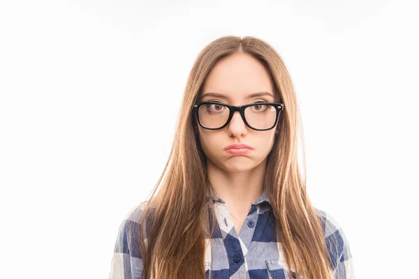 Smart müde Mädchen in Brille posiert mit aufgeblasenen Wangen — Stockfoto