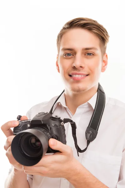 Κοντινό πλάνο φωτογραφία του νεαρός χαμογελαστό φωτογράφος κρατώντας φωτογραφική μηχανή — Φωτογραφία Αρχείου