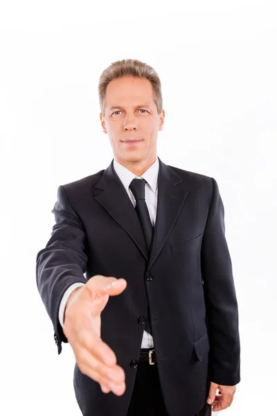 Retrato de empresário envelhecido com a mão estendida sobre o branco — Fotografia de Stock