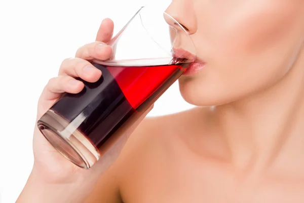 Foto de cerca de la mujer sensible bebiendo jugo de cereza — Foto de Stock