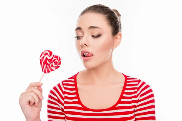 Ganska ung kvinna håller lollipop och slickar hennes läppar — Stockfoto