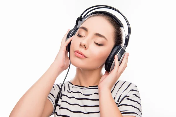 Menina bonita ouvir música com os olhos fechados e tocar headph — Fotografia de Stock
