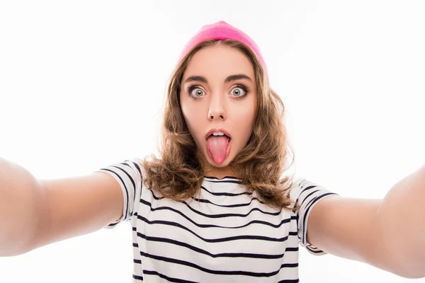Креативна смішна дівчина в рожевому капелюсі робить комічне селфі — стокове фото