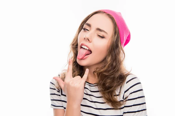 Retrato de chica guay con sombrero mostrando el símbolo de la roca —  Fotos de Stock