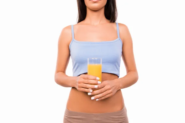 Крупним планом фото сексуальної молодої жінки склянка апельсинового соку — стокове фото