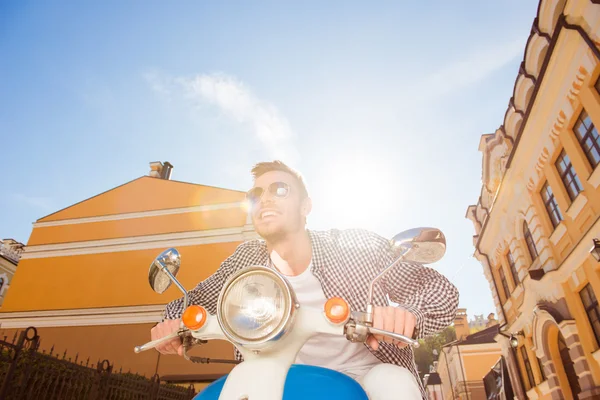 Knappe gelukkig man met bril, berijden van een motorfiets — Stockfoto