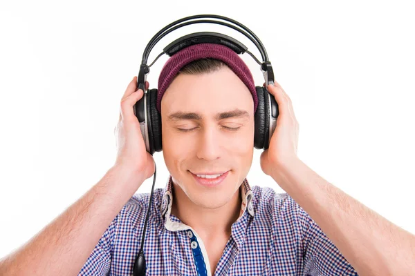 보라색 뚜껑 닫힌된 눈으로 듣는 음악에서 행복 한 사람 — 스톡 사진