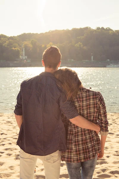 Hipster joven pareja en el amor abrazando cerca del río —  Fotos de Stock