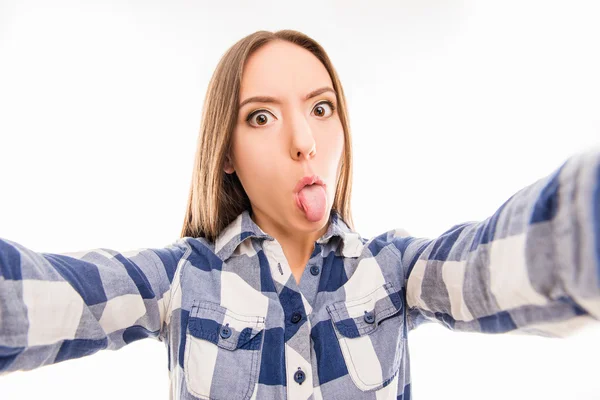 Hezká dívka grimasy a dělat komické selfie s jazykem — Stock fotografie