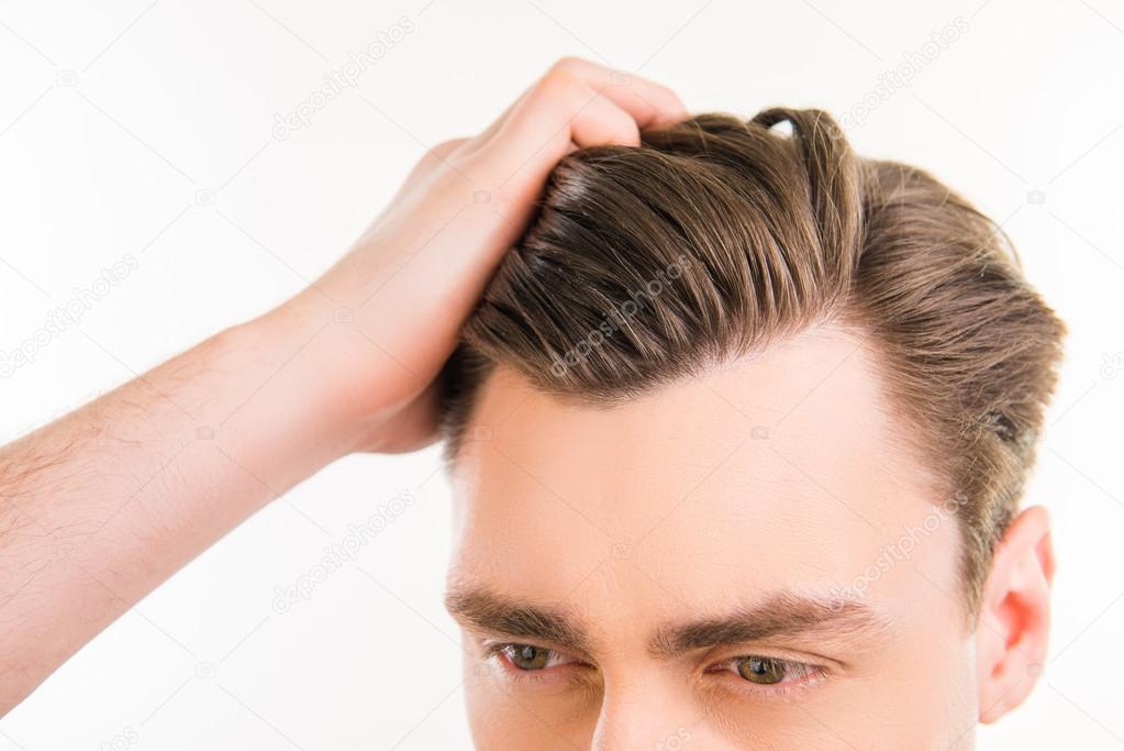 причесанный. расчесывание волос. расческа для мужчин. расчесывание волос. девушка с расческой.